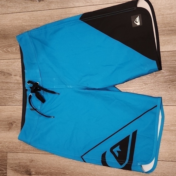 Quicksilver Shorts - Picture 1 of 6